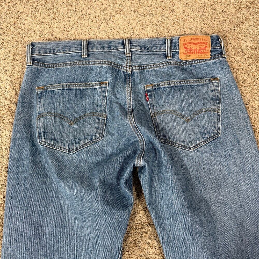 Levi’s 501 Men’s Button‎ Fly Medium Wash Straight Leg Jeans Size 38X34 - Picture 5 of 8